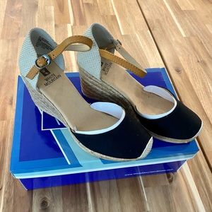 BRAND NEW White Mountain Size 6 Mamba Wedges